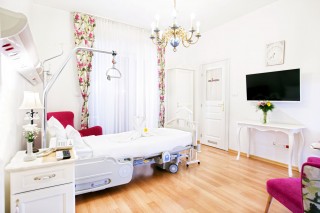  U izuzetno prijatnom ambijentu i luksuzno opremljenim apartmanima nudimo vam mogućnost kompletnog bolničkog ispitivanja lečenja