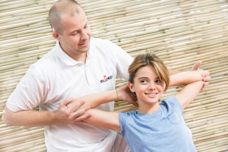  Kineziterapija je vrsta fizikalne terapije koja se karakteriše korišćenjem pokreta kao metode lečenja.