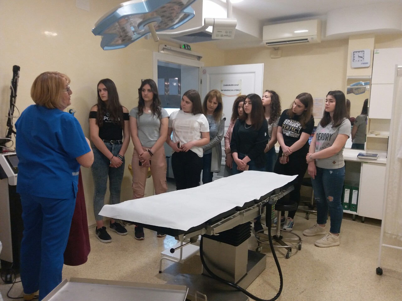 učenice škole NIkola Tesla u poseti Bel Medic bolnici povodom dana devojčica