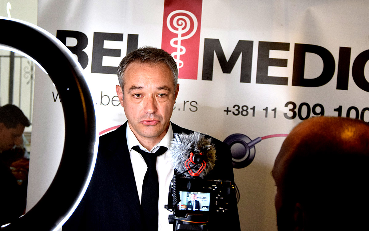 Dr sci Gojko Cvijić, stomatolog iz Bel Medic-a daje izjavu za televiziju